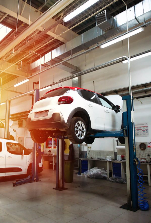 ES Oto Elektronik teknisyeni araç beyni ve diagnostik cihazıyla oto elektronik hizmeti sunuyor